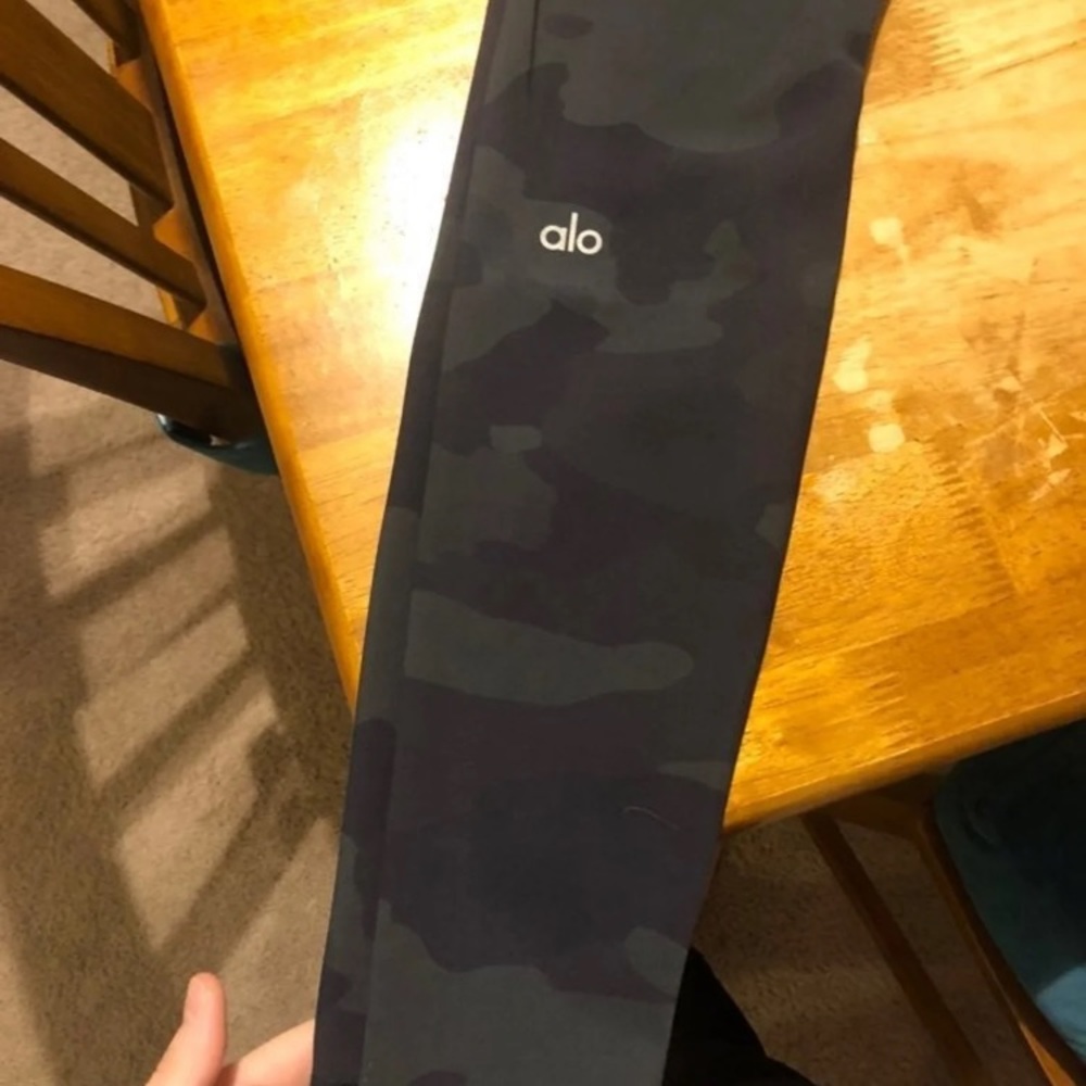 Alo Yoga Leggings - Picture 3 of 5